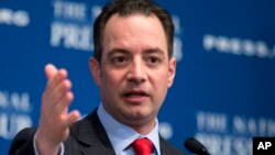 El presidente del Comité Nacional Republicano, Reince Priebus, envió cartas a los ejecutivos principales de NBC y de CNN.