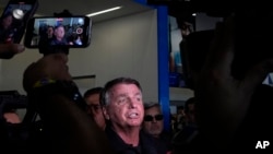 ARCHIVO - El expresidente de Brasil, Jair Bolsonaro, habla con la prensa después de que su esposa, Michelle Bolsonaro, se embarcara en un vuelo a Estados Unidos en el Aeropuerto Internacional de Brasilia, Brasil, el sábado 18 de enero de 2025. 