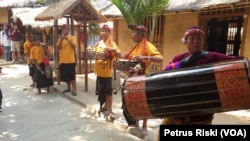 Gendang Belik dipakai pada acara nyongkolan, semacam iring-iringan pengantin, juga dapat dipakai menyambut tamu di Dusun Sasak Sade. (Foto: VOA/ Petrus Riski).