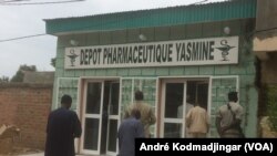 L'entrée du pharmacie à N'Djamena, au Tchad, le 13 septembre 2018. (VOA/André Kodmadjingar)