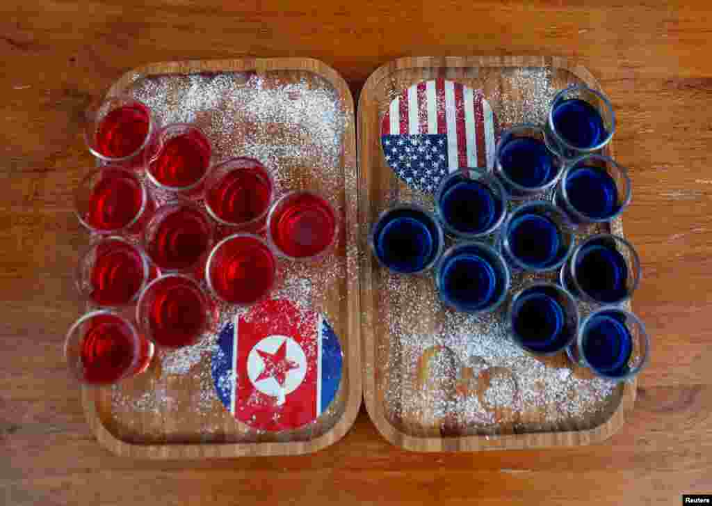싱가포르의 '에스코바' 바에서 도널드 트럼프 미국 대통령과 김정은 북한 국무위원장의 정상회담을 기념하기 위해 붉은 술과 파란 술을 선보였다.