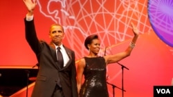 El presidente Barack Obama y la primera dama, Michelle Obama, saludan a los participantes del evento que celebra el mes de la Herencia Hispana.