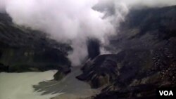 Asap gas beracun disertai material padat keluar dari letusan di Kawah Ratu Gunung Tangkuban Perahu (foto: R. Teja Wulan/VOA).