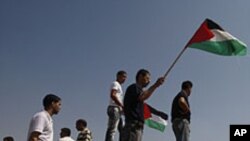 Palestinci mašu zastavama tokom demonstracija u blizini granice sa Gazom