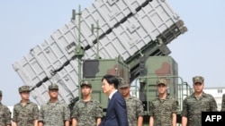 Presiden Taiwan Lai Ching-te memeriksa barisan tentara di pangkalan Angkatan Laut menyusul latihan militer China di Taoyuan, 18 Oktober 2024. (Foto: I-Hwa Cheng/AFP)