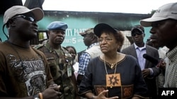 Tổng thống Liberia Ellen Johnson Sirleaf (giữa) à một nhà kinh tế tốt nghiệp trường đại học Harvard, và từng làm bộ trưởng tài chính làm việc cho Ngân hàng Thế giới, Citibank và Chương trình Phát triển của Liên Hiệp Quốc. Bà cũng vừa được trao giải Nobel 