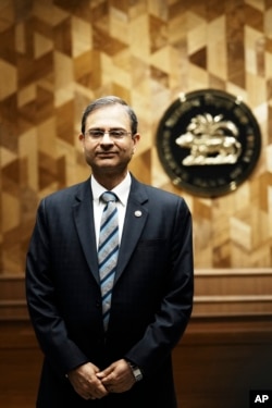 Gubernur baru Bank Sentral India Sanjay Malhotra dalam konferensi pers di kantor pusat RBI di Mumbai, Rabu, 11 Desember 2024.(Rajanish Kakade/AP)