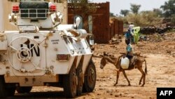 Véhicule de la mission de l'Union des Nations Unies et de l'Union africaine au Darfour (UNAMID) dans la ville de Golo, déchirée par la guerre, au centre du Darfour, le 19 juin 2017. (AFP - Ashrah Shazly)