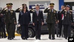 El presidente ecuatoriano Daniel Noboa, en el centro, llega a un acto oficial en Quito junto a su ministra del Interior, Mónica Palencia, y jefes militares, el 22 de enero de 2024. Palencia será enjuiciada políticamente este miércoles. (ARCHIVO: AP)