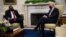 Président Joe Biden (D) ayambi mokokani wa ye ya Kenya Uhuru Kenyatta na bureau Oval ya Maison Blanche, Washington, 14 octobre 2021.