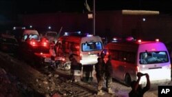 Un convoy de ambulancias transporta a ciudadanos sirios que fueron evacuados de dos aldeas progubernamentales al noroeste del país el 19 de julio del 2018. 