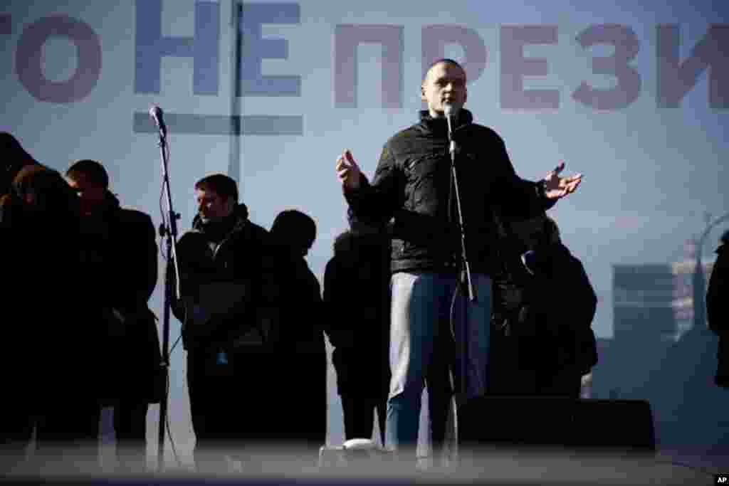 Activist Sergei Udaltsov speaks at the rally. He was later arrested for attempting to hold a second protest that was not sanctioned by the city. (VOA Photo - Yuli Weeks)