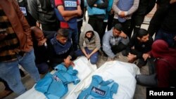 Warga Palestina berduka atas dua jurnalis lokal, Hassouna Sleem dan Sary Mansour, yang tewas dalam serangan Israel terhadap sebuah rumah, di sebuah rumah sakit di Jalur Gaza tengah, 19 November 2023 (foto: dok). 