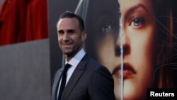 Joseph Fiennes pose lors de la première de "The Handmaid's Tale" à Los Angeles, Californie, États-Unis, le 19 avril 2018.