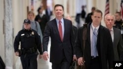 El exdirector del FBI, James Comey, llega al Capitolio en Washington, el lunes 17 de diciembre de 2018. 