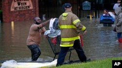 Los rescatistas siguen buscando a otro vehículo que podría haber sido arrastrado por el agua después de que los habitantes reportaron que había una persona desaparecida.