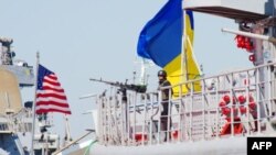 Ілюстраційне фото. Есмінець ВМС США «Дональд Кук»та фрегат ВМС Збройних Сил України «Гетьман Сагайдачний» під час навчань в Одесі. Вересень 2015 року