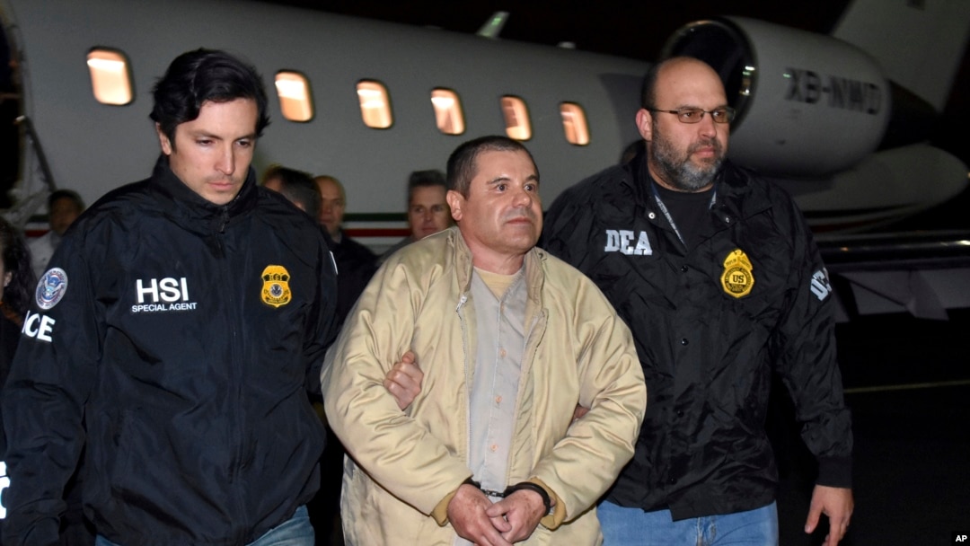 ARCHIVO - Agentes escoltan a Joaquín "El Chapo" Guzmán a su llegada en avión al aeropuerto MacArthur de Long Island, en Ronkonkoma, Nueva York, el 19 de enero de 2017. Guzmán escribió una carta al juez Brian Cogan, de la Corte del Distrito Este de Nueva York, por aislamiento.