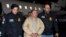 ARCHIVO - Agentes escoltan a Joaquín "El Chapo" Guzmán a su llegada en avión al aeropuerto MacArthur de Long Island, en Ronkonkoma, Nueva York, el 19 de enero de 2017. Guzmán escribió una carta al juez Brian Cogan, de la Corte del Distrito Este de Nueva York, por aislamiento.