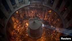 Церемония схождения Благодатного огня в Храме Гроба Господня в Старом городе Иерусалима