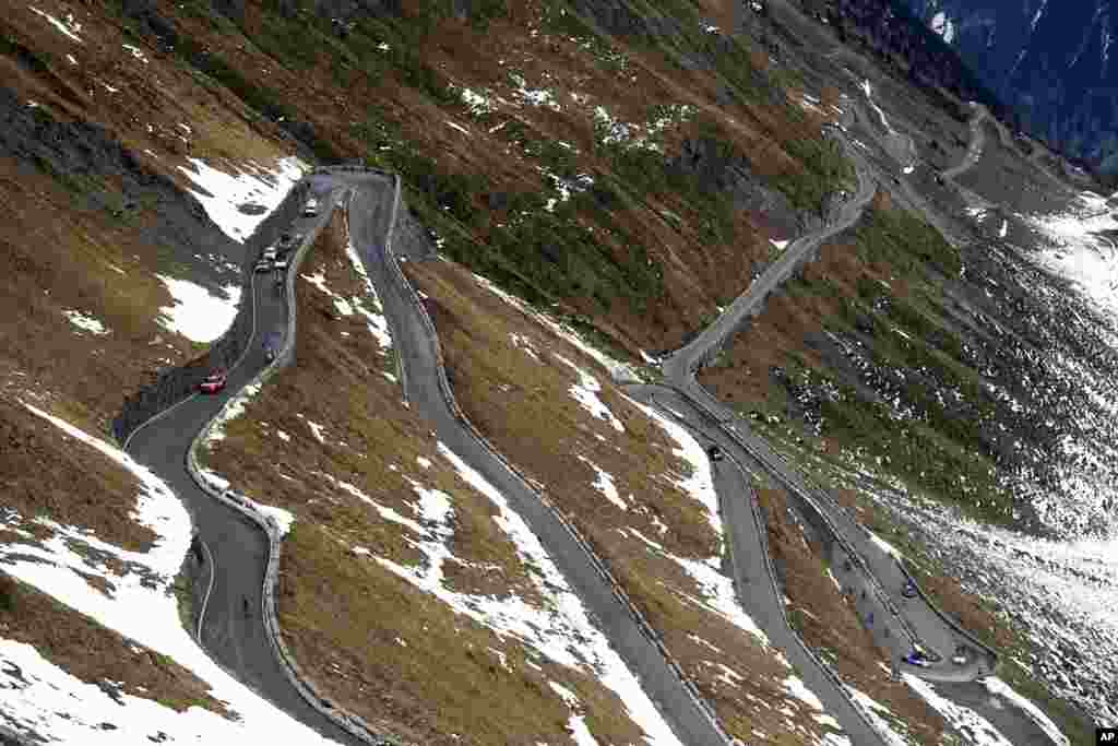 Cyclists climb the Stelvio Pass, 2,757 meters (9,045 ft) above sea level, during the 18th stage of the Giro d&#39;Italia cycling race from Pinzolo to Laghi di Cancano, northern Italy.