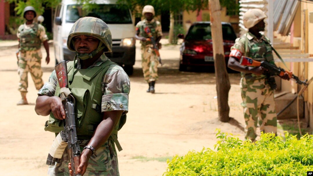 Tentara Nigeria melakukan penjagaan keamanan stasiun televisi pemerintah di kota Maiduguri (foto: dok).