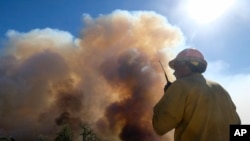 FILE - Kebakaran hutan di Goleta, California, 13 Oktober 2021. (Ringo H.W. Chiu/AP)