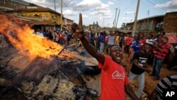 Un manifestant donne de la voix à Nairobi, Kenya, 27 octobre 2017.