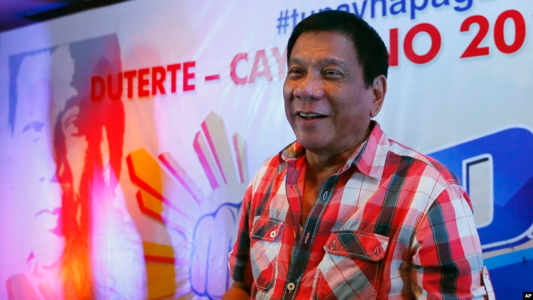 Kandidat presiden Filipina terdepan, Rodrigo Duterte, dalam konferensi pers setelah usai memilih. Davao City, Filipina Selatan. (AP Photo/Bullit Marquez)