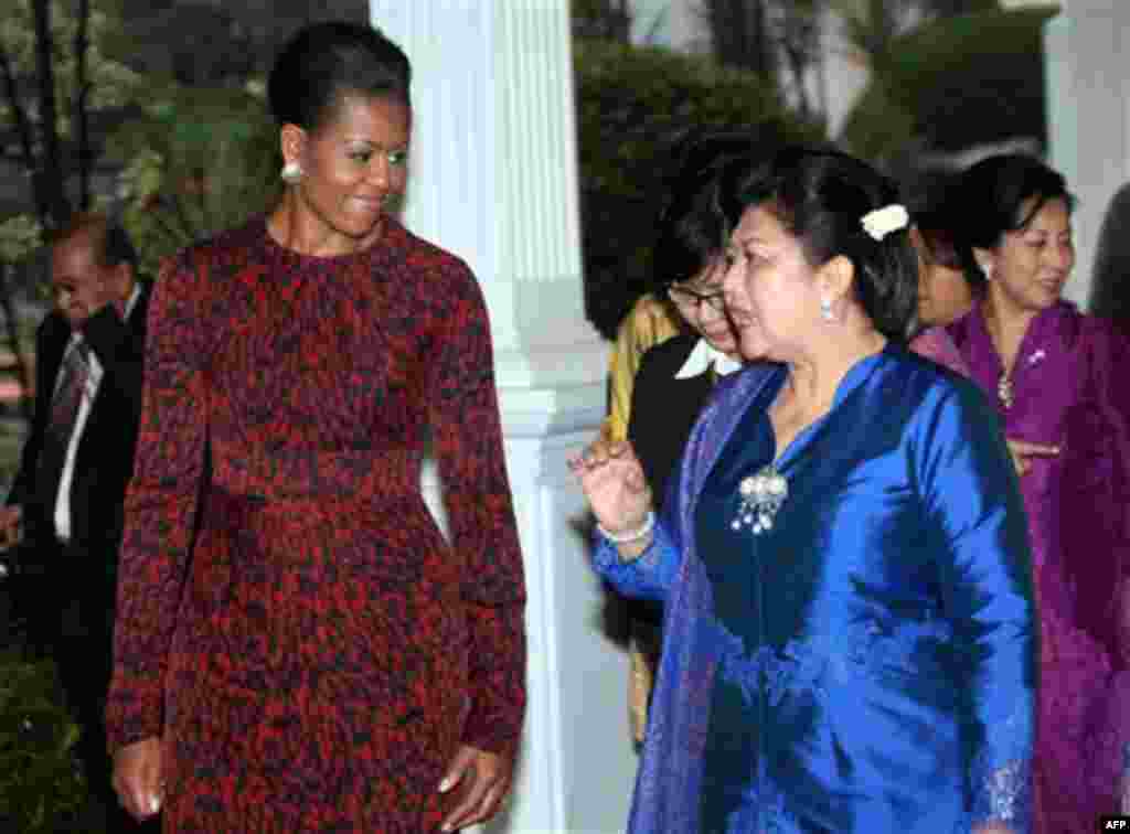 First lady Michelle Obama, left, talks to Ani Yudhoyono, wife of Indonesian President Susilo Bambang Yudhoyono at the Presidential Palace in Jakarta, Indonesia on Tuesday November 9, 2010. (AP Photo/Adi Weda, Pool)