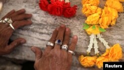 Seorang pria mengusap kulit kayu tua untuk mencari nomor lotere keberuntungan di kuil Wat Kunnatri Ruttharam di Bangkok, 1 November 2018.