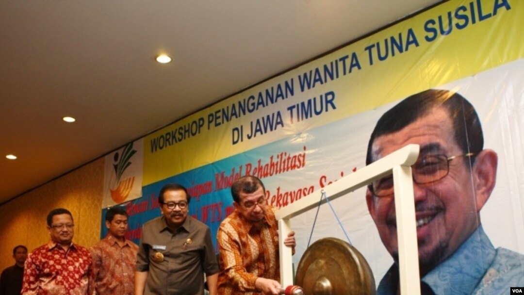 Gubernur Jawa Timur Soekarwo (kedua dari kanan) mendampingi Menteri Sosial Salim Segaf al-Jufri membuka workshop penanganan masalah PSK di Jawa Timur, Senin 18/6 (foto: Petrus Riski).