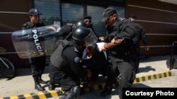 Al menos 20 personas fueron detenidas el domingo en la marcha "Unidos por la Libertad" que convocó La Unidad Nacional Azul y Blanco (UNAB), en repudio al régimen de Daniel Ortega y Rosario Murillo. Foto: cortesía Diario La Prensa.