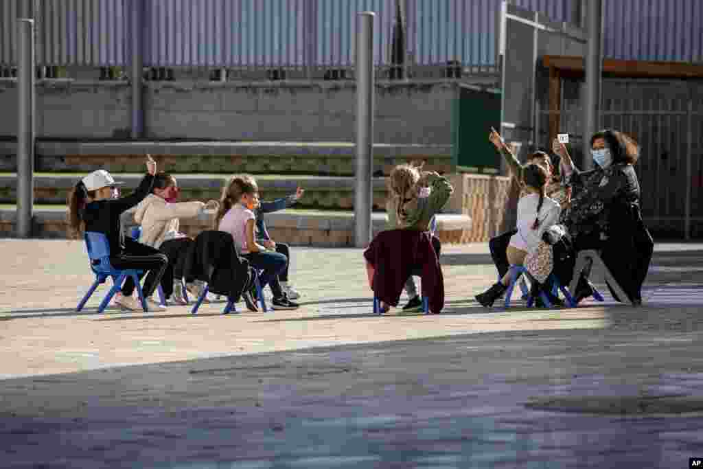 이스라엘이 신종 코로나바이러스 방역 방침을 완화하면서 아쉬켈론의 초등학교가 대면수업을 재개했다. 
