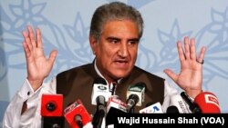 Menlu Pakistan Shah Mehmood Qureshi dalam konferensi pers di Islamabad, Jumat (24/8). 