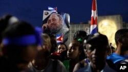 Presentes estuvieron miles de personas que lloraron, recordaron y ondearon banderas cubanas y retratos de Fidel.