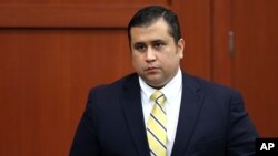 George Zimmerman, de 29 años respondió al policía que no se dirigía a algún lugar en particular y que llevaba consigo un arma de fuego.