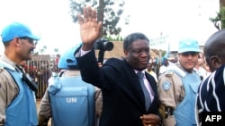 Dr Denis Mukwege, Prix Nobel ya kimya, azingami na basoda ya Monusco na lopitalo ya Lemera, na Bukavu, Sud-Kivu, 14 janvier 2013.