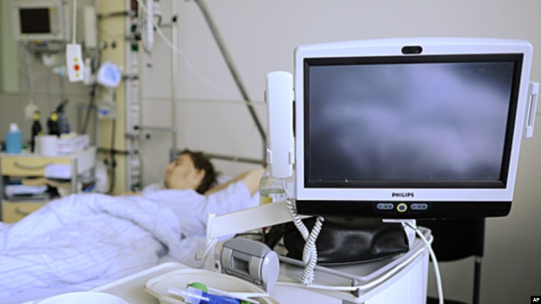 A patient, infected with EHEC, lies in his bed in an isolation area of the University Medical Center Hamburg-Eppendorf - UKE in the northern German town of Hamburg, June 2, 2011