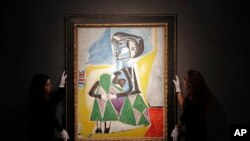 پیکاسو این تابلو را در سال ۱۹۵۴ از معشوقه اش «ژاکلین روک» کشید. 