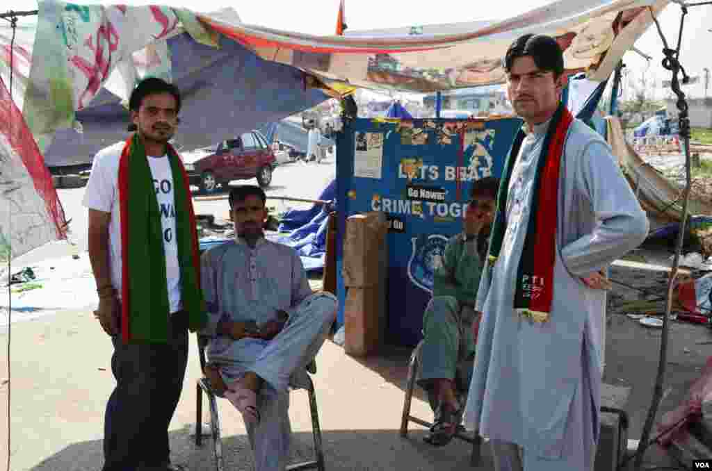 پاکستان تحریکِ انصاف&nbsp; کے سربراہ عمران خان نے اعلان کیا ہے کہ وہ مطالبات پورے ہونے تک اپنا دھرنا جاری رکھیں گے۔ 