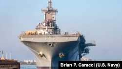 资料照片：美国海军两栖攻击舰“埃塞克斯”号离开贝宜系统公司位于加利福尼亚州圣迭戈的干船坞。(2023年9月8日)