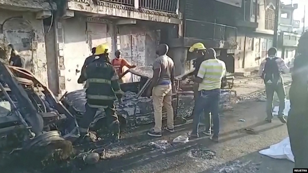 Abantu bahagaze ahabereye isanganya ry'ikamyo yahiye itemvye mu gisagara ca Cap-Haitien muri Haiti,
kw'italiki ya 14-12-2021