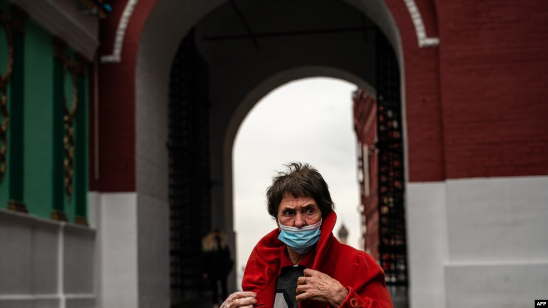 Una mujer que usa una mascarilla como protección contra la enfermedad del coronavirus camina en el centro de Moscú el 8 de octubre de 2020.