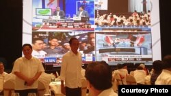 Capres petahana Joko Widodo dan sejumlah petinggi TKN ikut menyaksikan hitung cepat atau quick count yang dilakukan beberapa lembaga survei di Djakarta Theatre Jakarta Rabu sore (17/4). (Foto courtesy : TKN Jokowi-Ma'ruf )