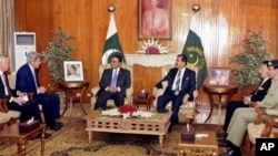 Photo released by Pakistan Press Information department shows Pakistan's President Asif Ali Zardari, (3rd L) and U. S. Senator John Kerry (2nd L) in Islamabad, Pakistan, May 16, 2011