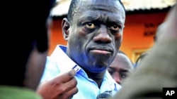 Ugandan opposition leader Kizza Besigye speaks to journalists in the yard outside his house shortly after returning home after a confrontation with police, in Kasangati, Uganda, May 19, 2011 (file photo)