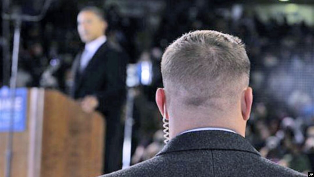 Một nhân viên mật vụ đứng gần Tổng thống Obama trong một cuộc mít-tinh ở Norfolk, bang Virginia