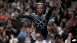 Simone Biles compite en la viga durante el Campeonato de Gimnasia de EEUU, el domingo 27 de agosto de 2023, en San José, California. [AP/Godofredo A. Vásquez]