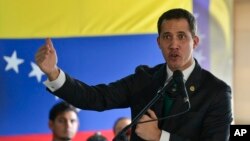 ARCHIVO - El presidente interino de Venezuela, Juan Guaidó durante una conferencia de prensa en Caracas.